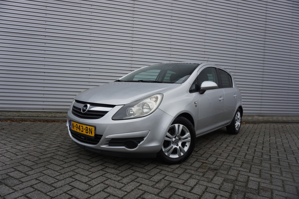 Opel Corsa 1.4-16v airco / navi / cruise / stoelverw. / parkeers. / elektr. ramen / trekhaak