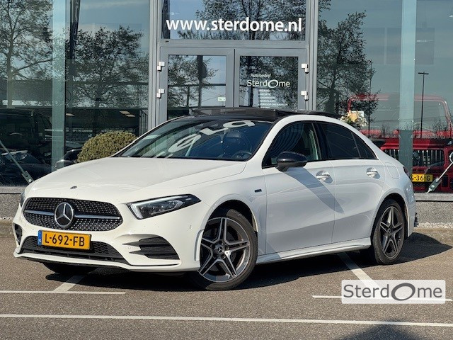 Mercedes-Benz A-Klasse 250 e business solution amg limited l panoramaschuifdak l distronic plus l trekhaak l l memory stoelen l 360 camera l sfeerverlichting l apple carplay l leder l stoelverwarming l widescreen l sfeerverlichting l airco l led...