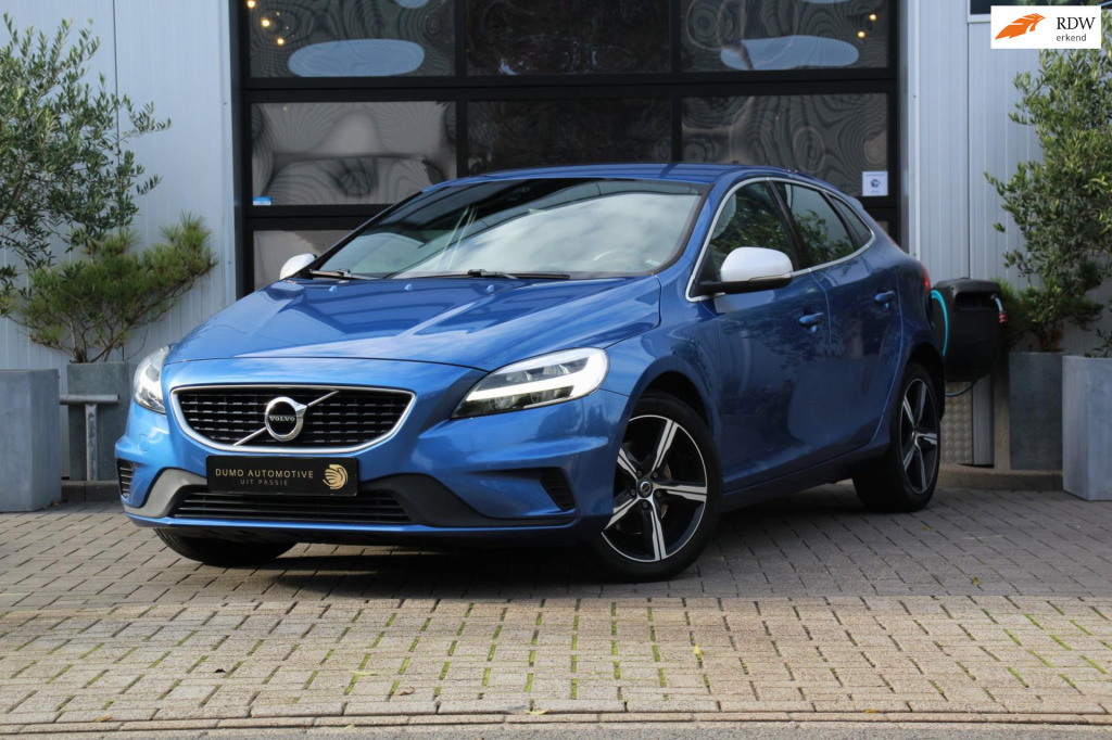 Volvo V40 2.0 t2 r-design - leder/alcantara - harman kardon - led - navi - digitalcockpit - stoel verw - verw vooruit - 1e eig!