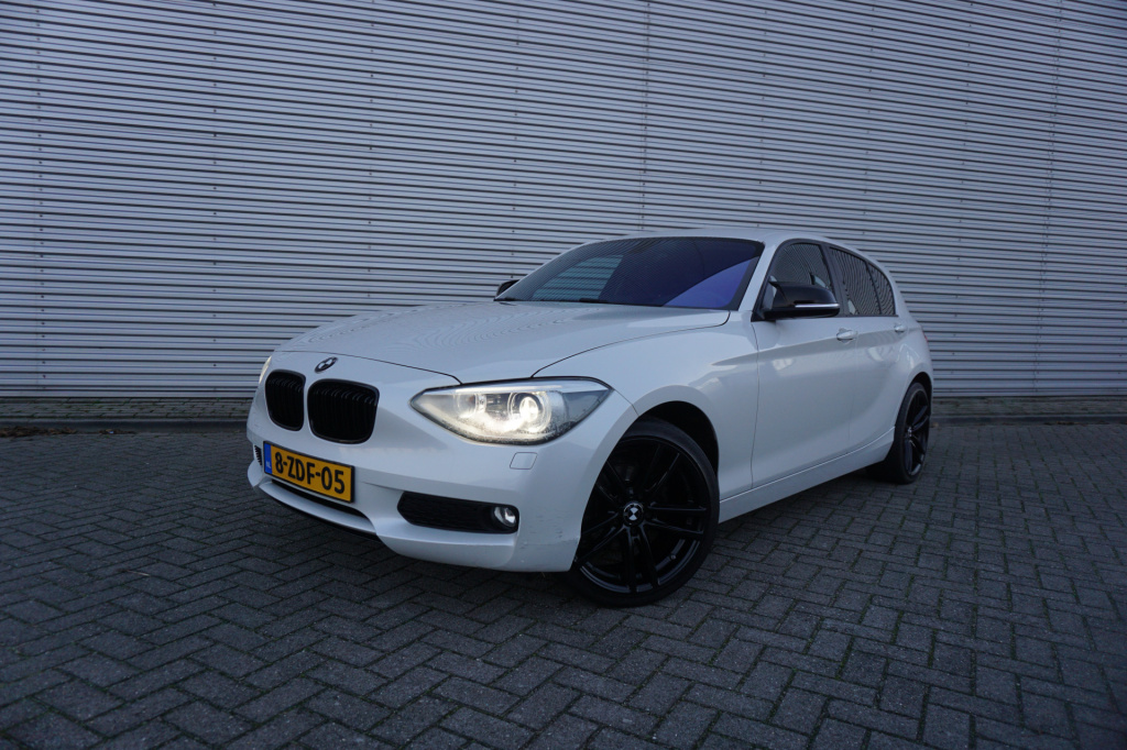 BMW 1 Serie 116i executive climate / navi / cruise / parkeersens. / elektr. ramen / lm velgen / nap