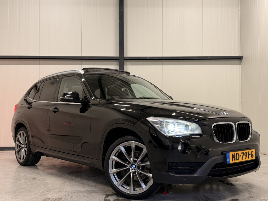 BMW X1 xdrive20i high executive | pano | stoelverwarming | leder | cruise | parkeersensoren v+a | cd/dvd