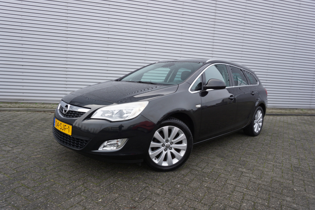 Opel Astra sports tourer 1.4 cosmo navi / climate / cruise / trekhaak / lm velgen