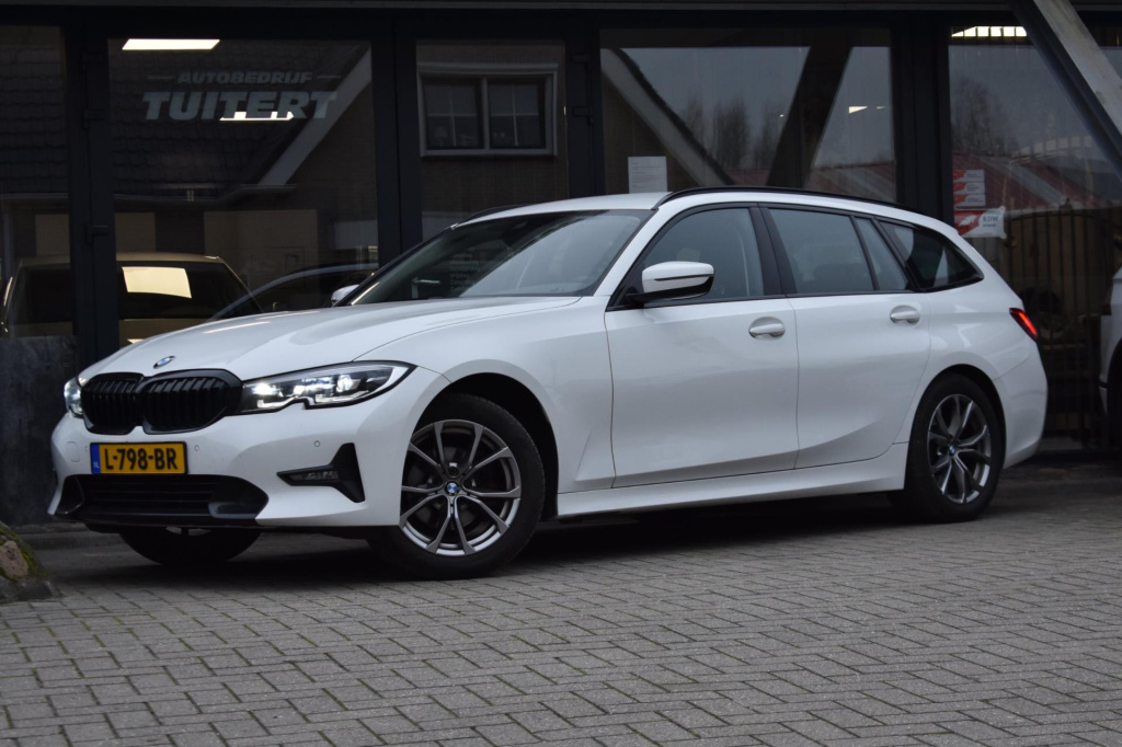 BMW 3-serie touring 318i high executive sport line | trekhaak | apple carplay | nap | dealer onderhouden | android auto