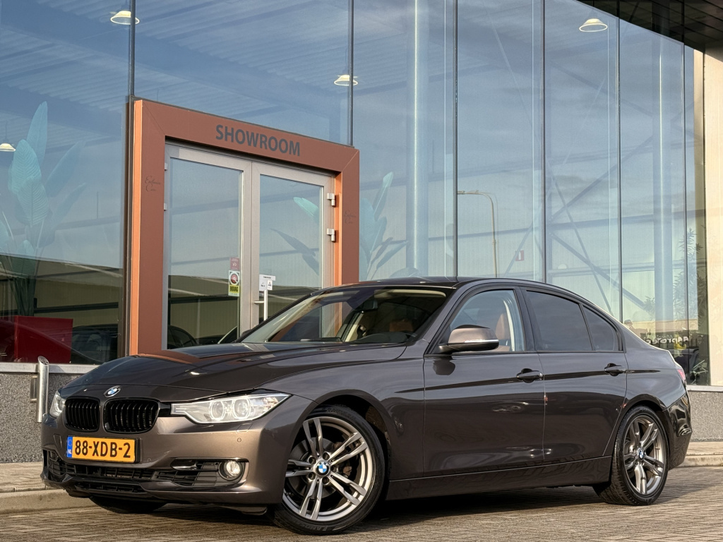BMW 3-serie 320i high executive | harman/kardon | leder | v + a parkeersensoren | schakelflippers |