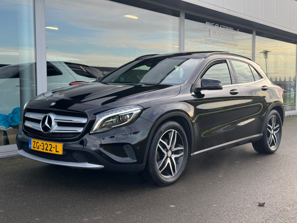 Mercedes-Benz Gla-klasse 180 ambition style automaat , afneembare trekhaak , panoramaschuifdak