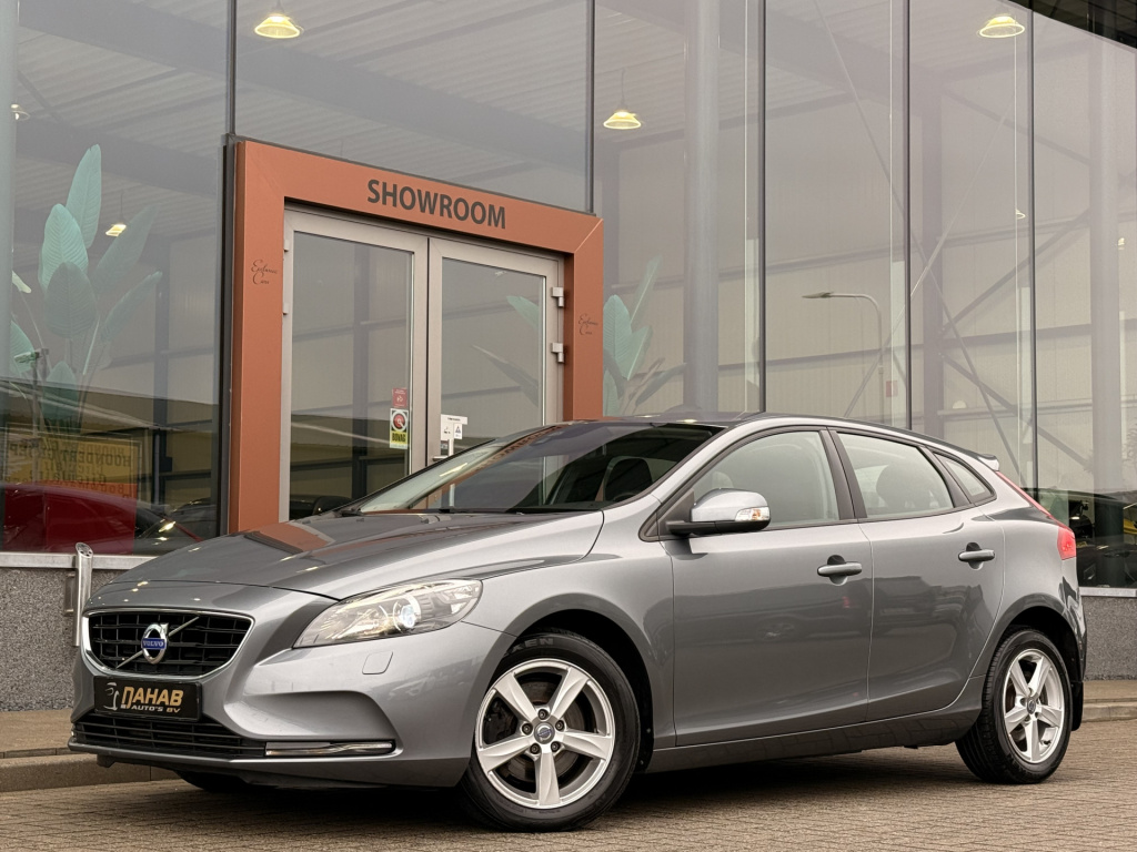 Volvo V40 1.5 t3 kinetic | navi | cruise | stoelverwarming | bluetooth | parkeersensoren | voorruitverwarming |