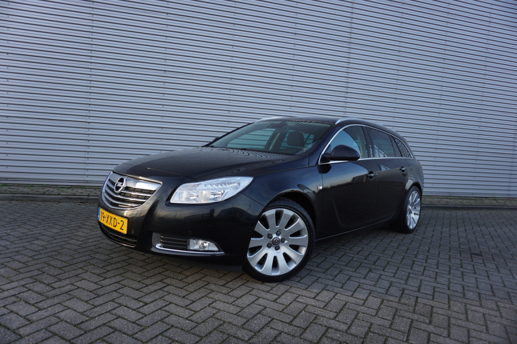 Opel Insignia sports tourer 1.6 t cosmo climate / navi / cruise / leder / parkeers. / stoevlerw. / trekhaak / nap