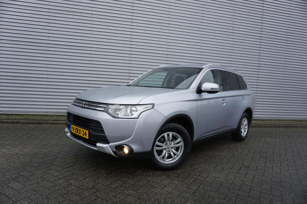 Mitsubishi Outlander 2.0 phev business edition x-line automaat - climate / navi / cruise / camera  / trekhaak / nap