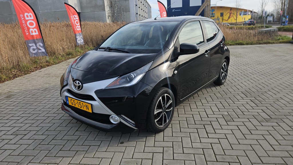 Toyota Aygo 1.0 vvt-i x-play / nl auto / nap / bj. 2015 / midnight black pearl