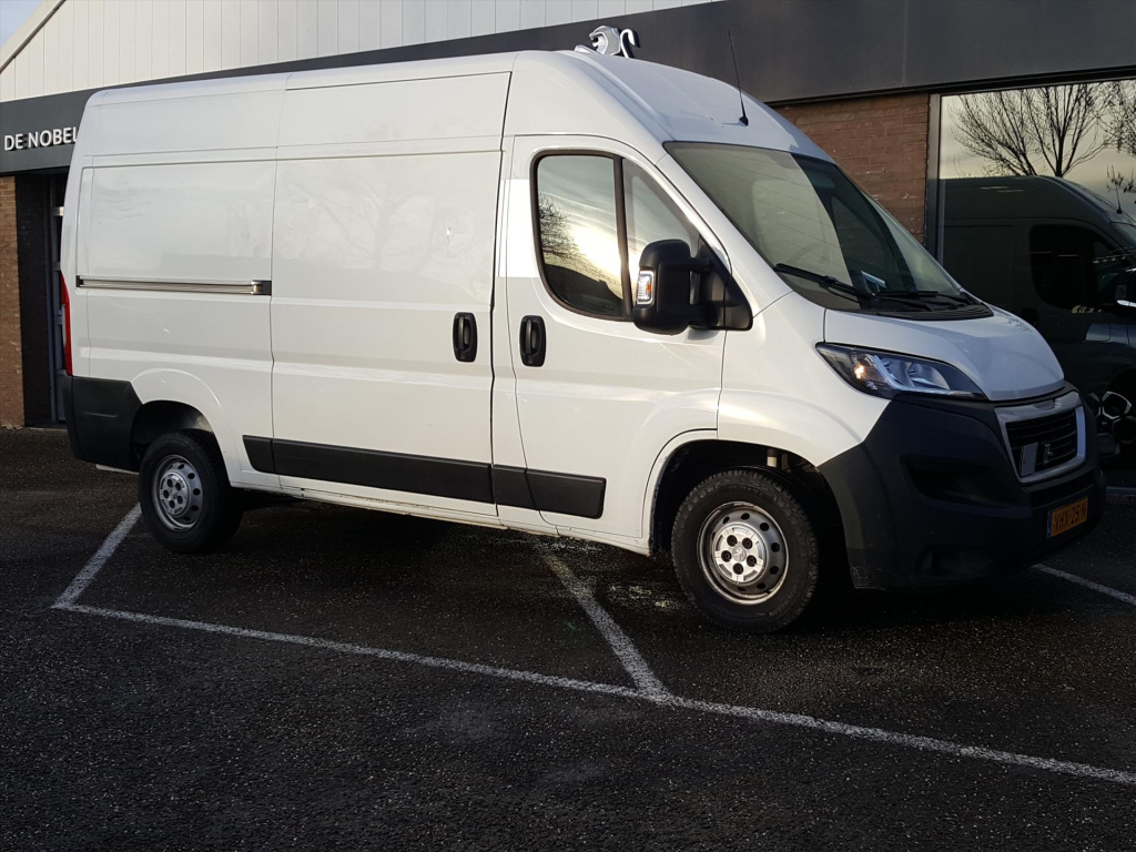 Peugeot Boxer gb 333 l2h2 bluehdi 140pk trekhaak | navigatie | cruise control | airco | parkeerhulp | vloerplaat laadruimte + betimmering | bluetooth
