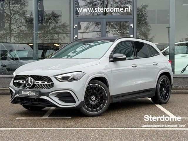 Mercedes-Benz Gla-klasse 180 amg line i 2025 i panorama dak i manufaktur alpine grijs i trekhaak i stoelverwarming i multibeam led i camera i i verwarmd stuurwiel i sfeerverlichting i draadloos laden i nightpakket i winterpakket i airconditioning l