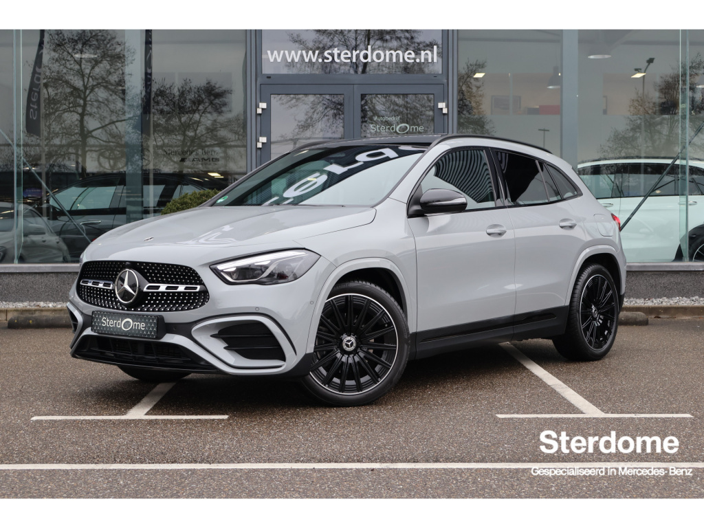 Mercedes-Benz Gla-klasse 180 amg line i 2025 i panorama dak i manufaktur alpine grijs i trekhaak i stoelverwarming i multibeam led i camera i i verwarmd stuurwiel i sfeerverlichting i draadloos laden i nightpakket i winterpakket i airconditioning l