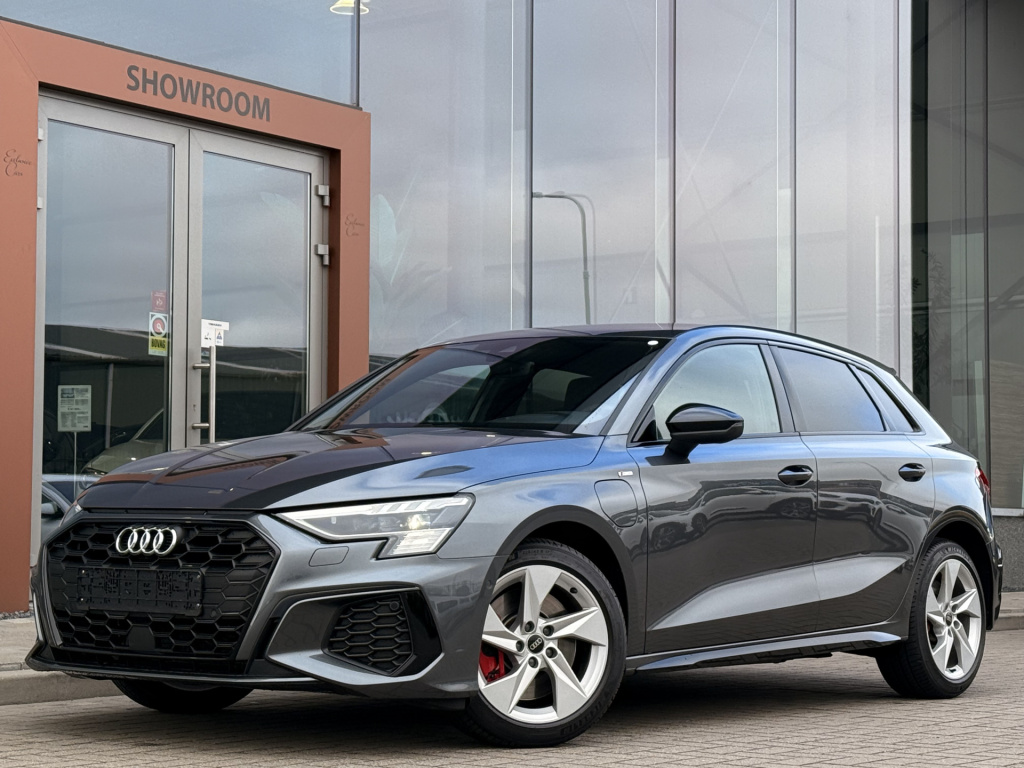 Audi A3 sportback 45 tfsi e s edition competition | matrix | bang & olufsen | head-up | massage | rs stoelen | camera | afn trekhaak | acc |