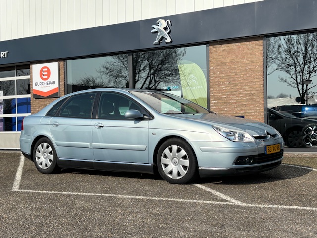 Citroen C5 berline 1.8-16v cool tech | airco | trekhaak | parkeerhulp voor en achter | velours bekleding | dealeronderhouden
