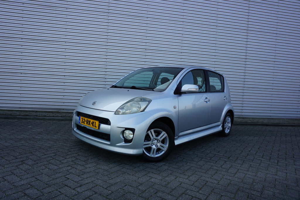 Daihatsu Sirion 2 1.3-16v comfort airco / cruise / parkeers. / elektr. ramen / lm velgen / nap
