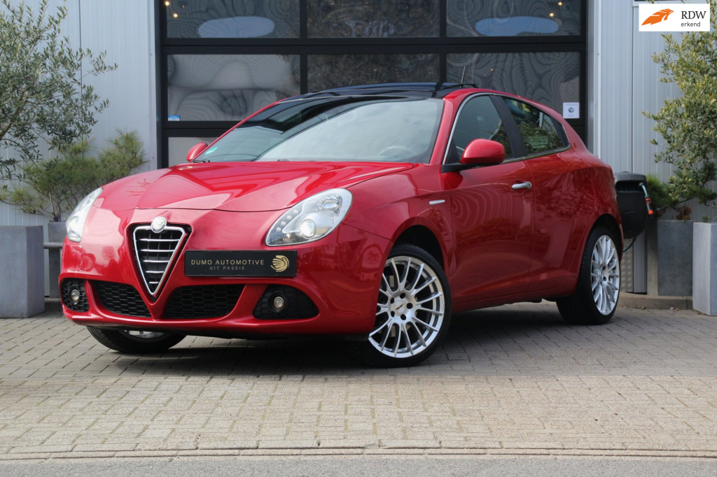 Alfa Romeo Giulietta 1.4 turbo turismo -170 pk - trekhaak - panoramadak - pdc - xenon - cruise control - youngtimer!