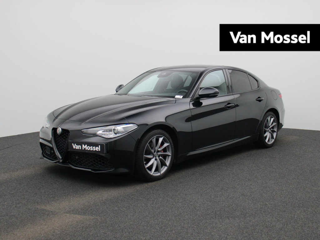 Alfa Romeo Giulia 2.0t sprint | automaat | navigatie | apple carplay / android auto | achteruitrijcamera | half-leder | parkeersensoren | dab ontvanger | schakelpedalen | adaptive cruise control | bi-xenon | climate control | 18' lichtmetal...
