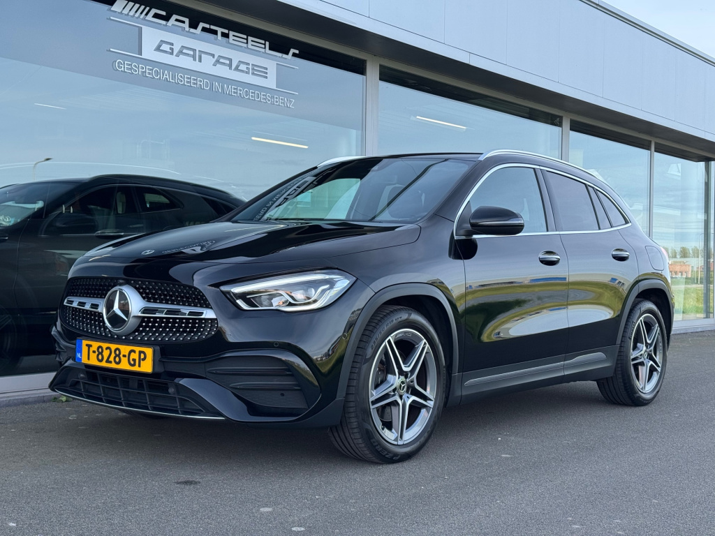 Mercedes-Benz Gla-klasse 200 amg line automaat , wegklapbare trekhaak , achteruitrijcamera