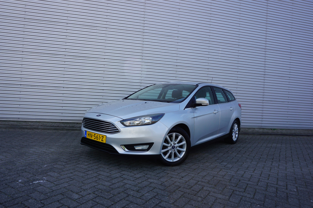 Ford Focus wagon 1.0 titanium edition climate / navi / cruise / parkeers. / trekhaak / lm velgen