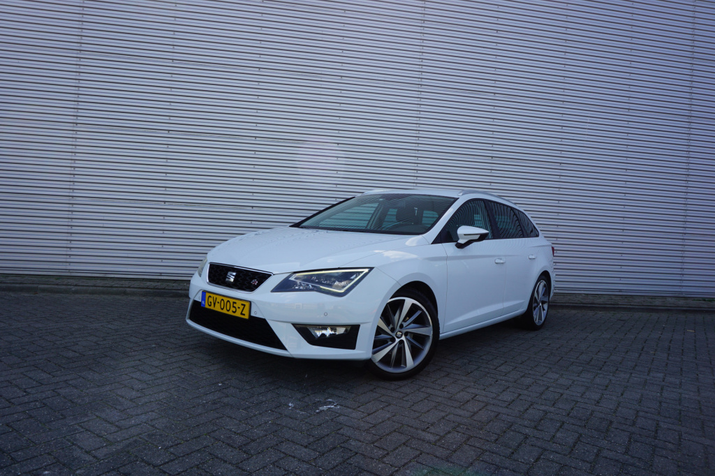 Seat Leon st 1.4 ecotsi fr connect climate / navi / cruise / camera / parkeers. / lm velgen / nap