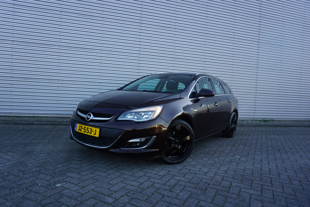 Opel Astra sports tourer 1.4 turbo sport + climate / navi / cruise / camera / elektr. ramen / parkeers. / lm velgen / trekhaak