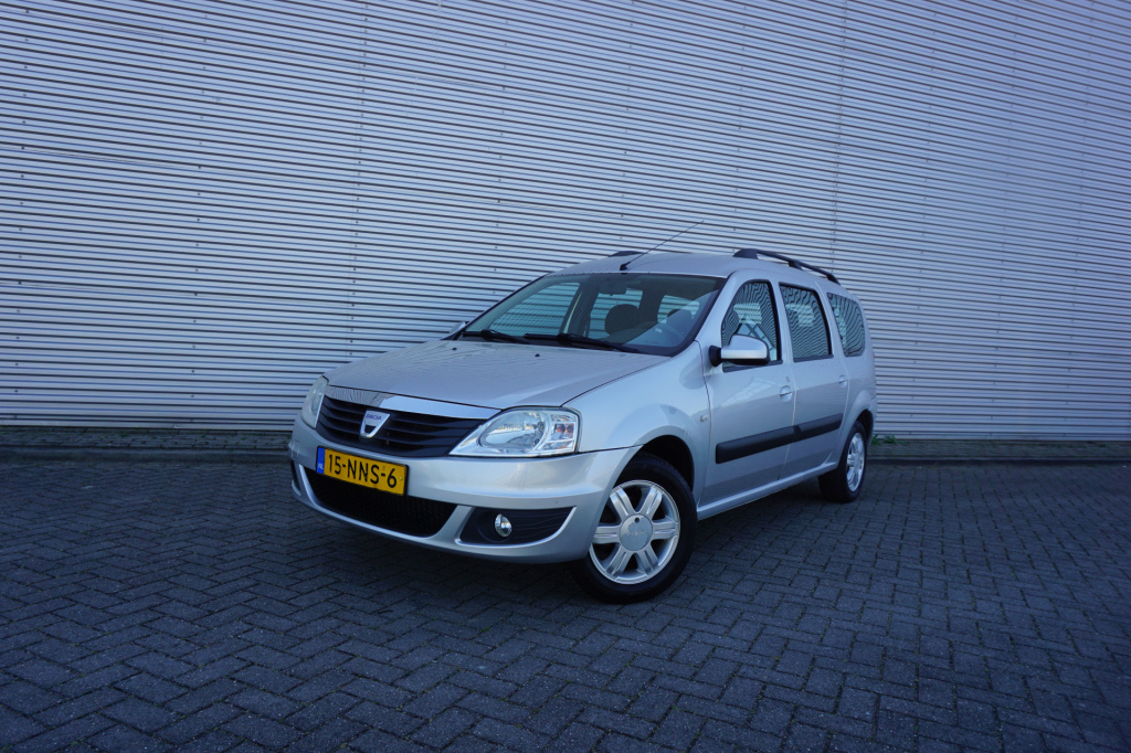 Dacia Logan mcv 1.6 blackline 7p. airco / elektr. ramen / trekhaak / lm velgen / nap