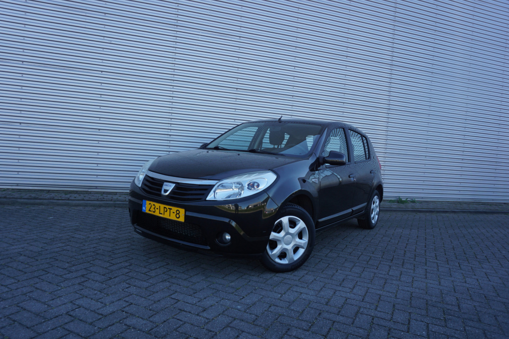 Dacia Sandero 1.2 lauréate airco / elektr. ramen / trekhaak / nap / nieuwe apk!