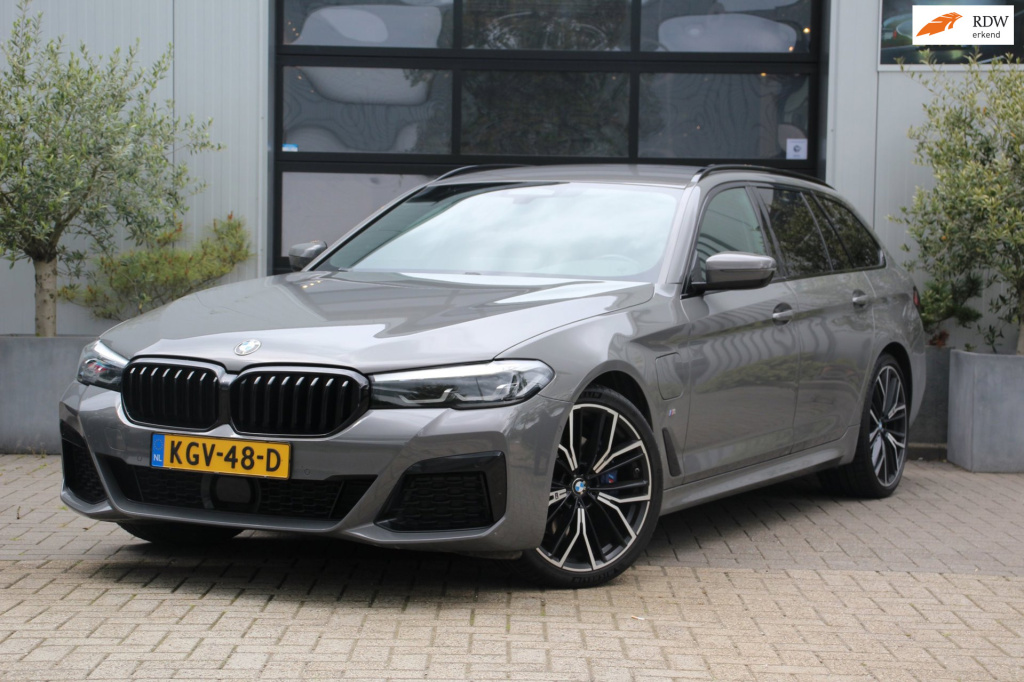 BMW 5 Serie touring 530e m-sport - 292 pk - berninagrau - trekhaak - applecarplay - 20 inch -dealer onderhouden