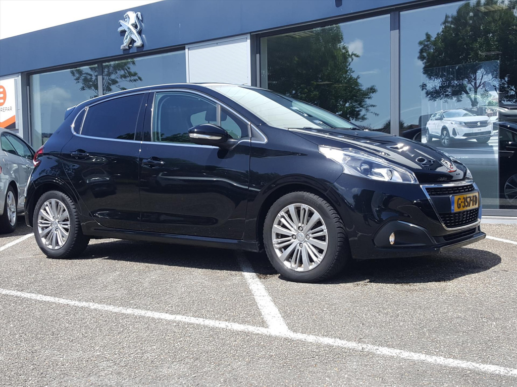 Peugeot 208 1.5 bluehdi 100pk blue lease allure apple carplay & android auto | navi | cruise & climate control | parkeersensoren | panoramadak | bt | lmv