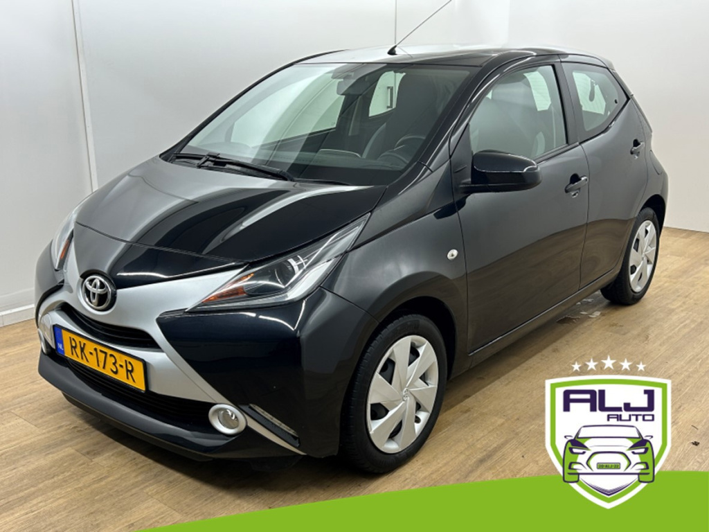 Toyota Aygo occasion 1.0 vvt-i x-play | zwart | tweedehands toyota aygo | airco | bluetooth audio | parkeercamera