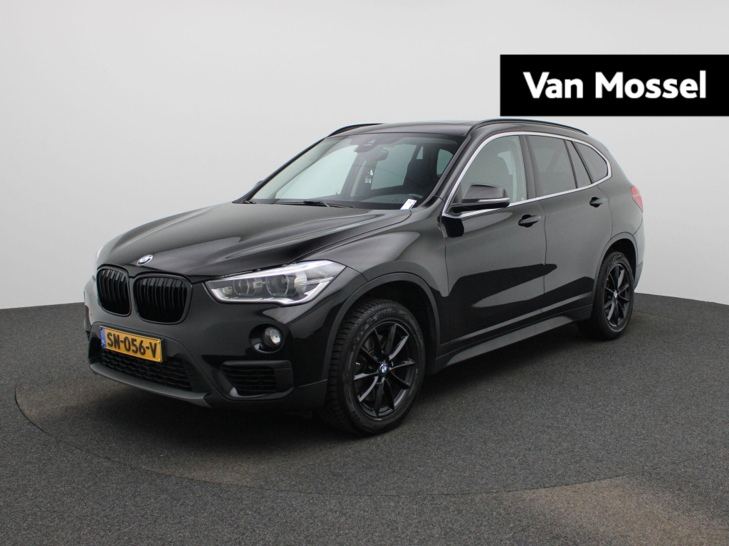 BMW X1 sdrive20i executive | automaat | apple carplay / android auto | panoramadak | achteruitrijcamera | trekhaak | climate control | cruise control | elektrische achterklep | lichtmetalen velgen |