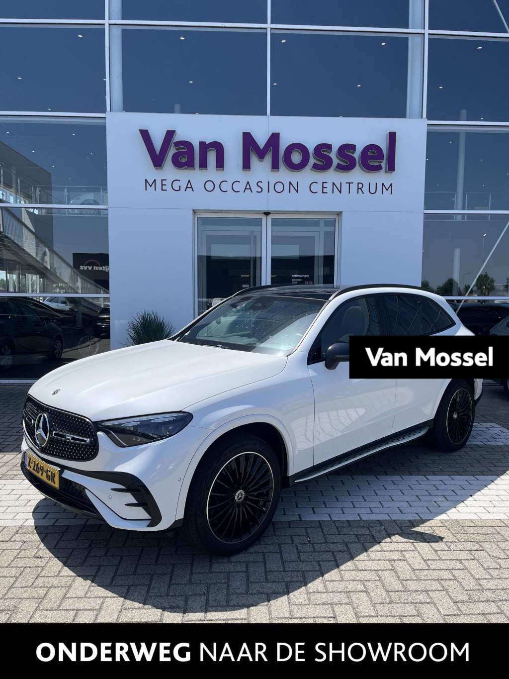 Mercedes-Benz Glc 300e 4matic amg line | automaat | panorama dak | virtual cockpit | opalite white | trekhaak | apple carplay | climate control | apple carplay / android auto | burmester | stoelverwarming | parkeer sensoren | navigatie | ca...