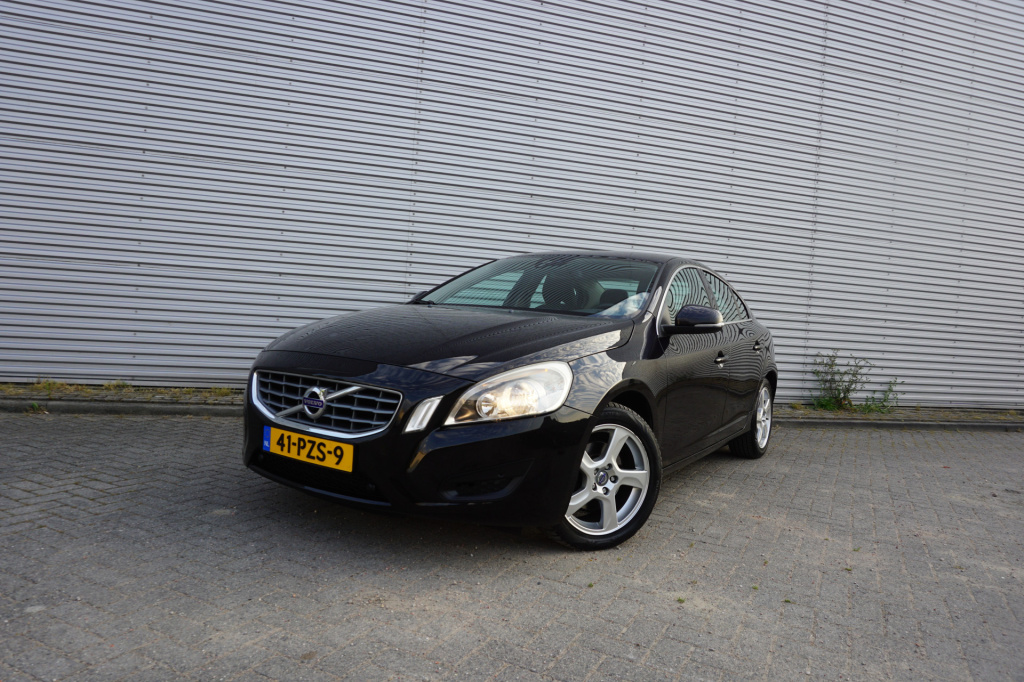 Volvo S60 1.6 t4 momentum automaat - climate / navi / cruise / parkeers. / trekhaak / lm velgen / nap