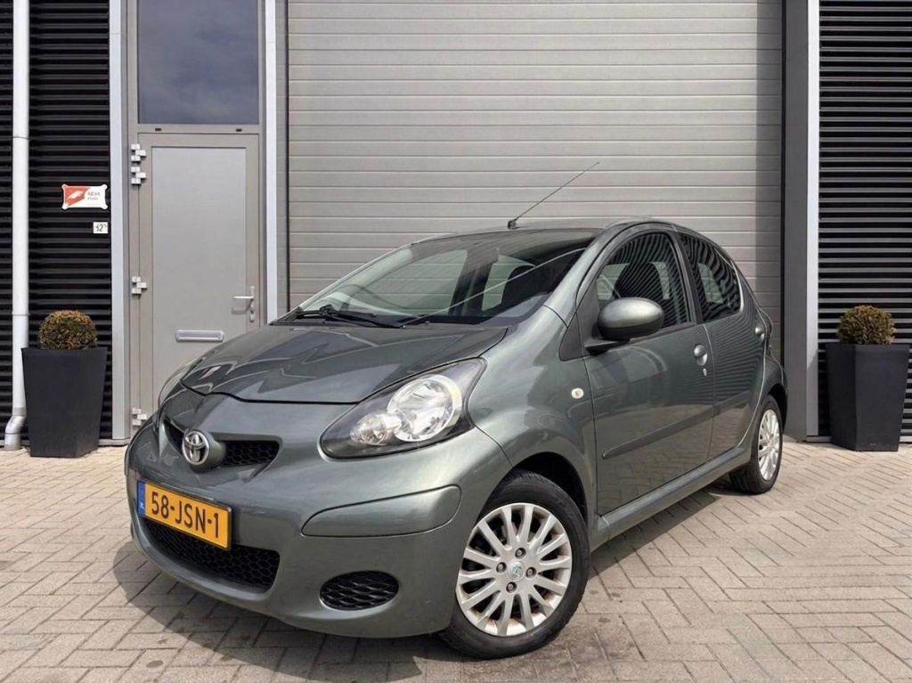 Toyota Aygo 1.0-12v aspiration green
