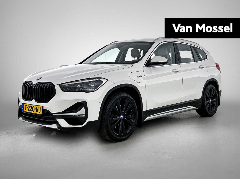 BMW X1 xdrive25e high executive | automaat | leder | parkeer sensoren | navigatie | cruise control | climate control | dab | stoel verwarming | elec. achterklep | lmv | trekhaak afneembaar