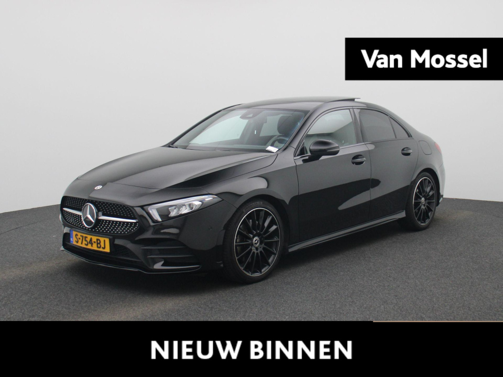Mercedes-Benz A-Klasse 250 premium | automaat | panorama dak | virtual cockpiot | climate control | sfeer verlichting | leder | dab | navigatie | bluetooth | camera | stoel verwarming | cruise control | lichtmetalen velgen |