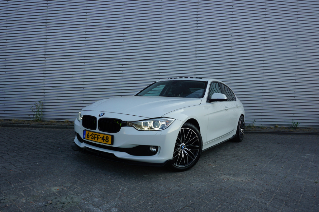BMW 3-serie 320i efficientdynamics edition executive climate / navi / cruise / pano / stoelverw. / parkeers. / lm velgen / nap