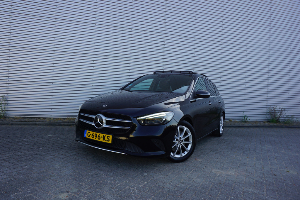 Mercedes-Benz B-Klasse 220 launch edition premium plus climate / navi / pano / camera / stoelverw. / sfeerverl. / memory / trekhaak / lm velgen / nap