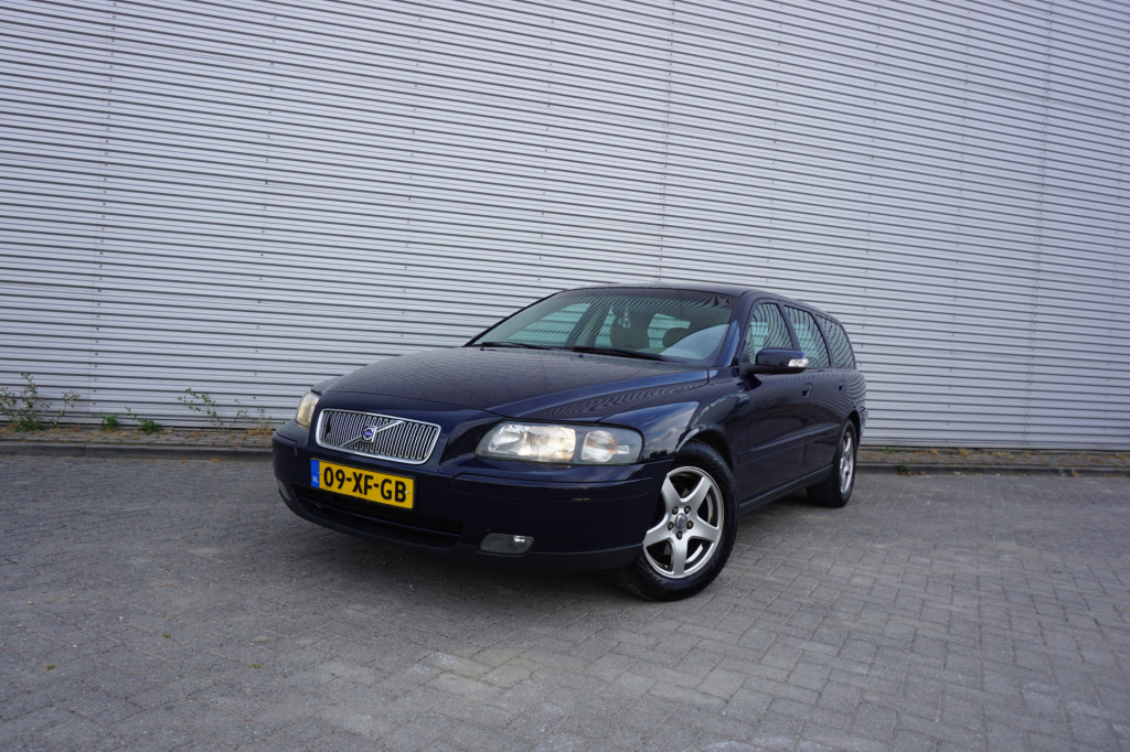 Volvo V70 2.4d edition airco / cruise / elektr. ramen / trekhaak / lm velgen / nap / apk t/m 04-2027