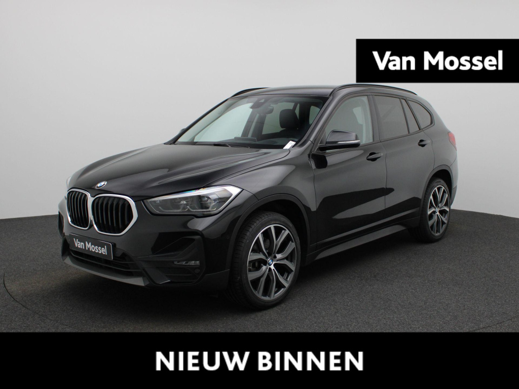 BMW X1 sdrive18i high executive | apple carplay / android auto | stoel- stuurverwarming | adaptive cruise control | memory seats | heads-up | elektrische achterklep | leder | navigatie | climate control | lichtmetalen velgen |