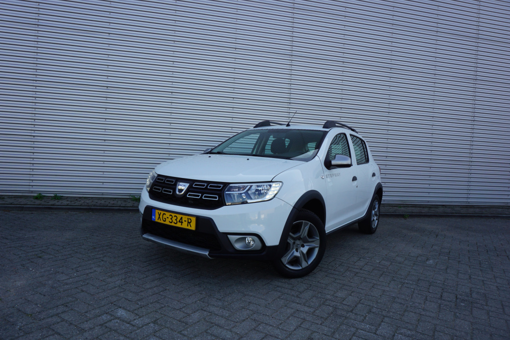 Dacia Sandero Stepway 0.9 tce sl automaat - 1e eigenaar / airco / navi / cruise / parkeers. / trekhaak / nap