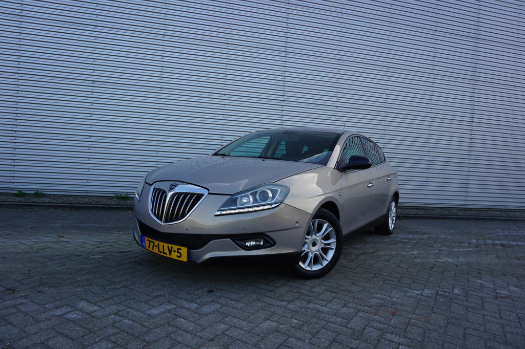 Lancia Delta 1.4-16v oro climate / navi / cruise / parkeers. / elektr. ramen / trekhaak / lm velgen / nap
