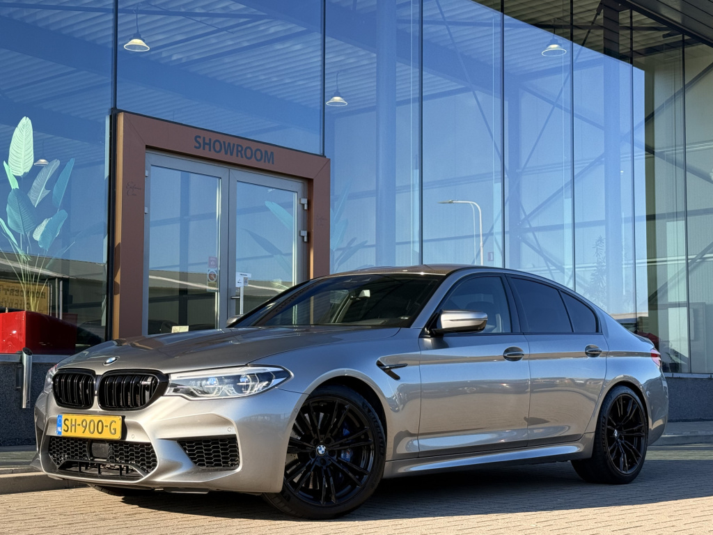 BMW M5 5-serie | b&w | head-up | memory | carbon | 360 | rear entertainment | acc | stoelverkoeling + verwarming |