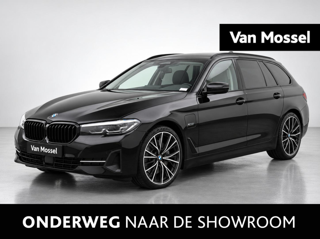 BMW 5 Serie touring 530e xdrive business edition plus sensatec | wordt verwacht | automaat | trekhaak | apple carplay / android auto | navigatie | stoelverwarming | digital cockpit | leder |  parkeer sensoren | electrische achterklep ...