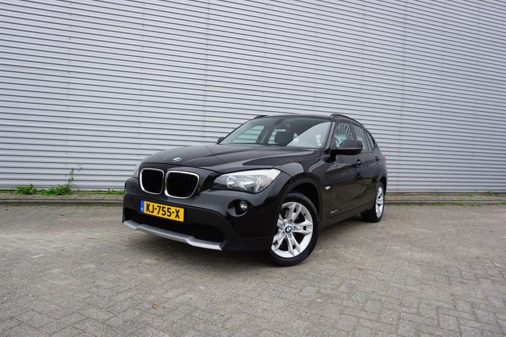 BMW X1 xdrive20d executive automaat - climate / navi / cruise / leder / stoelverw. / parkeers. / lm velgen