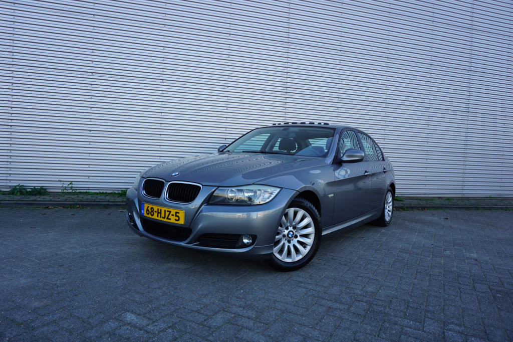BMW 3-serie 318i business line climate / navi / cruise / pano / elektr. ramen / parkeers. / lm velgen / nap
