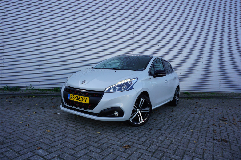 Peugeot 208 1.2 puretech gt-line airco / navi / cruise / camera / pano / carplay / parkeers. / lm velgen / nap