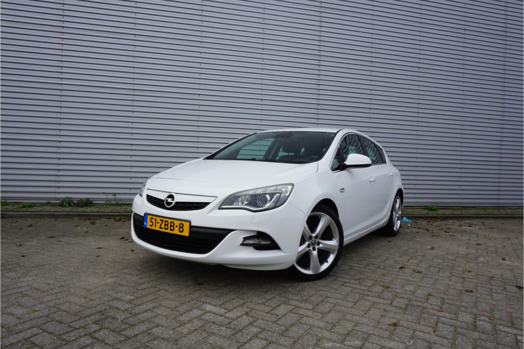 Opel Astra 1.4 turbo gt airco / navi / cruise / parkeers. / elektr. ramen / trekhaak / lm velgen / nap