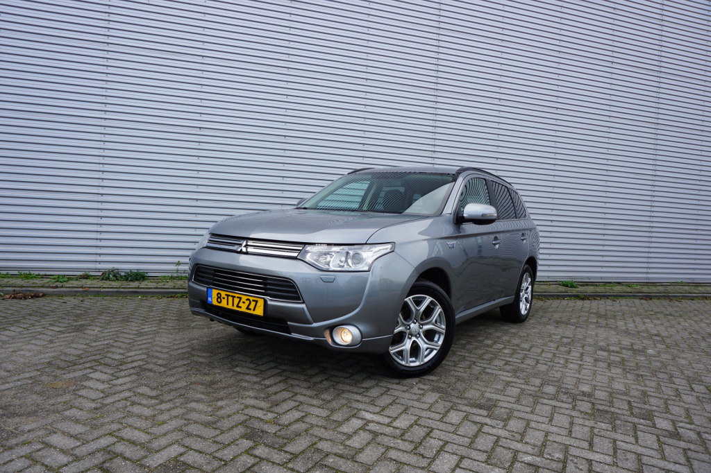Mitsubishi Outlander 2.0 phev executive edition automaat - navi / cruise / camera / elektr. ramen / lm velgen / trekhaak / nap