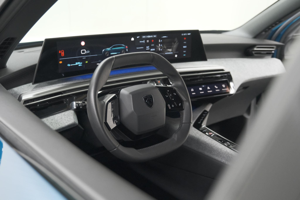 Peugeot E-3008